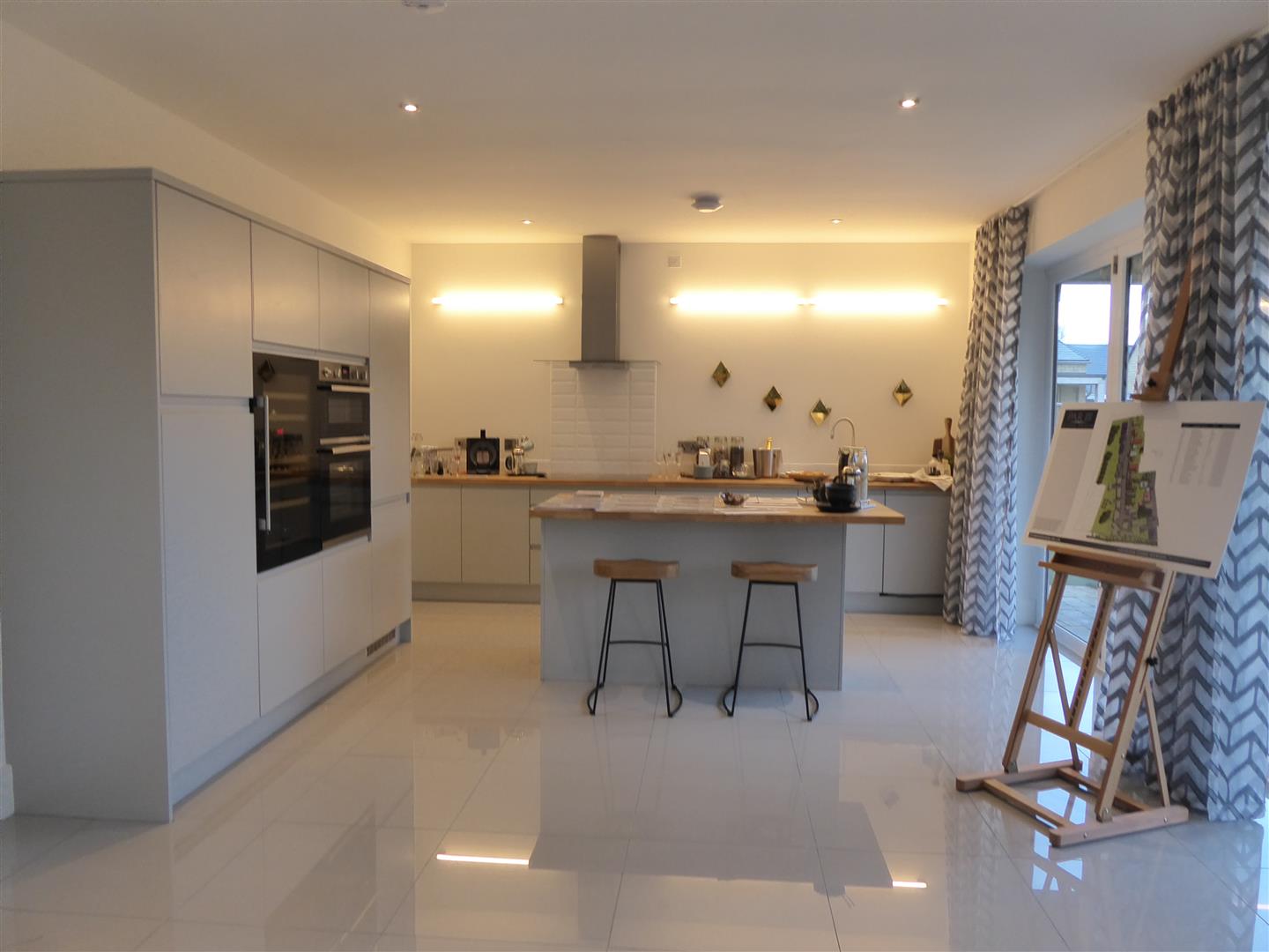 FITTED KITCHEN & DINING ROOM
